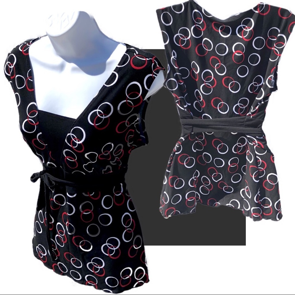 🛑CLEARANCE‼️ Fashion top w/ sash Black, red and white circle pattern